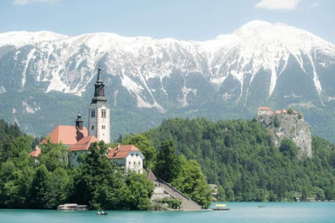 Lago Bled. La isla con la iglesia enfrente, el castillo pegado al peñón a la der