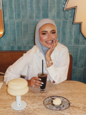 أنا الي اهب بالأغاني بعد عشر سنين 🤣 
اليوم لبست الوان مو متعودة البسهم مع بعض �