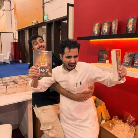 عاجل‼️: حاول الكاتب خلفَ زوناً سرقة كتابة من جناح A53 في معرض الكتاب في الكويت، 