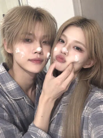 연준이랑 같이 세수함 ㅋ 나 소원성취 
커플염색을 네번이나 했더라 ~ 

📍 메이투 앱 > 전체 > AI효과 > 신규 > 커플 세안

#메이투