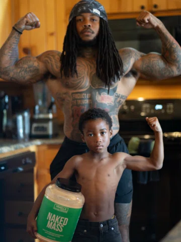 Like father, like son 💪🏾😂
he just holding the tub for me, but somehow he look