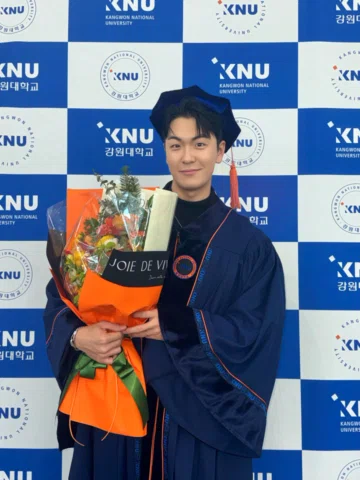 학교는 떠나지만 사진은 남으니까..🎓❤️
초등 6년, 중등 3년, 고등 3년, 재수 4년.. 을 지나
대학생 6년까지 학생생활 18년이 드디어