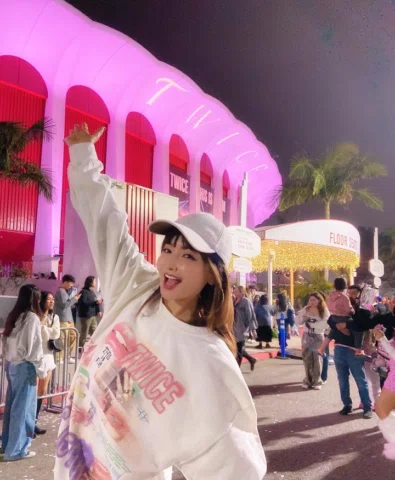 TWICEのライブに行ってきました〜💕
とってもパワフルなステージでした❣️
スタンディングのチケットを取ってみたら、
思っていたよりも、かなりステージに近く