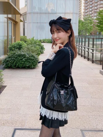 ずっと欲しかったCHANEL 25 SMAL L 🖤
ツヤ感のあるレザーとシルバーの金具がお気に入り✨
ヘビロテしていま〜す❣️❣️
