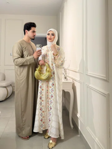 ⁨	… السيد وزوجته 🤍👑⁩

الكلابية من @taniascloset___