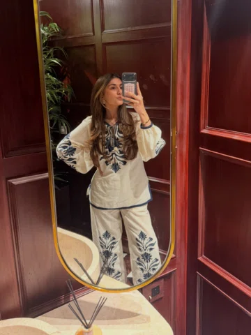 the girl who can never resist a mirror selfie🤍✨

outfits 

1. @miripret 
2. @po