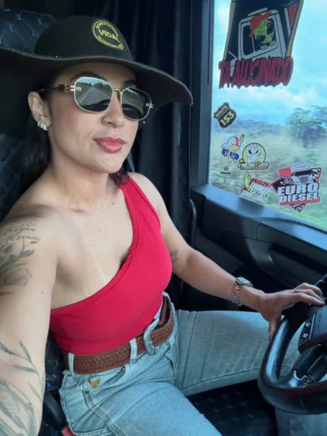 ❤️🤤 
#caaminhão #caminhao #chofer #menina