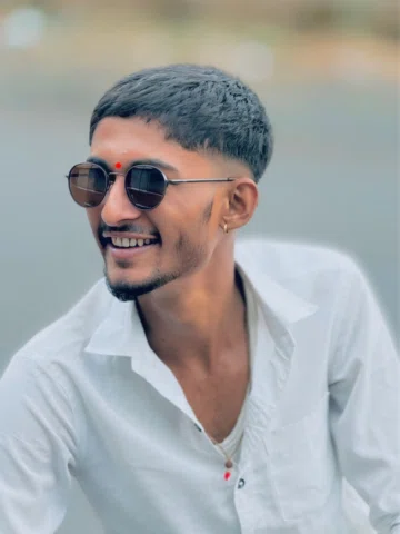 वफादार तो आज भी हूँ मैं मगर मोहब्बत करना छोड़ दिया मैंने..!!🥺💯❤️#ganu_kale_17 