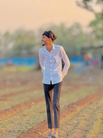 मी तिच्या प्रेमात आहे जी स्वतः पेक्ष्या जास्त जीव माझ्या आई वडिलांना लावते..!!❤️