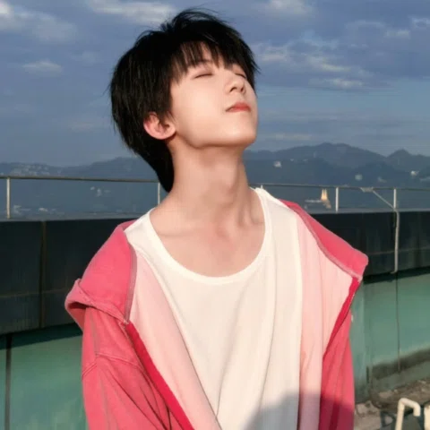 只有拍一组好看的照片才能对得起此刻的美景（・◇・）/~~~ ​​​#杨博文