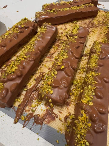 Así hacemos el nolita, tiene base de pistacho con caramelo + pasta de pistacho, 
