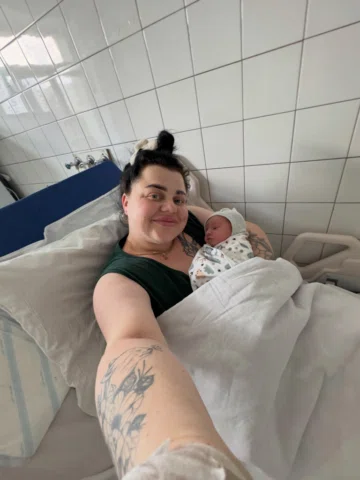 Наше перше спільне фото 🥹👶🏻💎
А зараз пройшов тільки місяць від народження, а