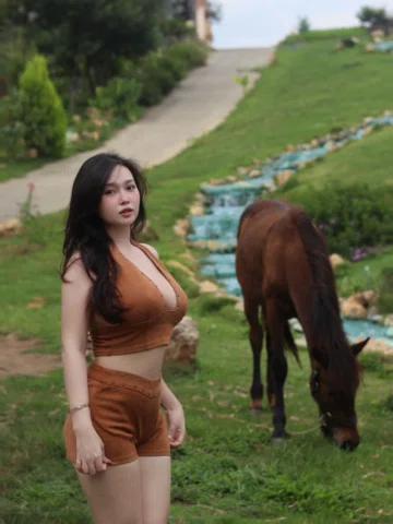 Sắm bộ đồ này nên đòi đi chụp với ngựa liền mới chịu