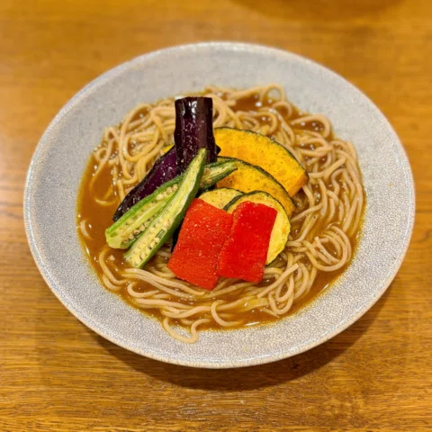 いつかの冷やしカレー蕎麦🥢
⁡
大阪北新地「そば処とき」の冷やしカレー蕎麦
飲み終わりに近く通ったら行ってしまう🙂
⁡
久しぶりに食べたけど進化してた
ご馳