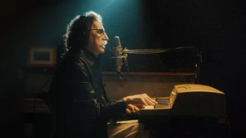 CHARLY GARCÍA: VOCES, RHODES, BAJO, CP70, MELLOTRONES & ÓRGANO
STING: VOCES
@dom