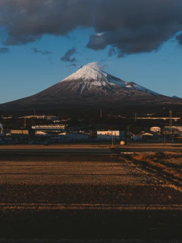 I absolutely love this set of photos.
On a speeding Shinkansen, after two round 