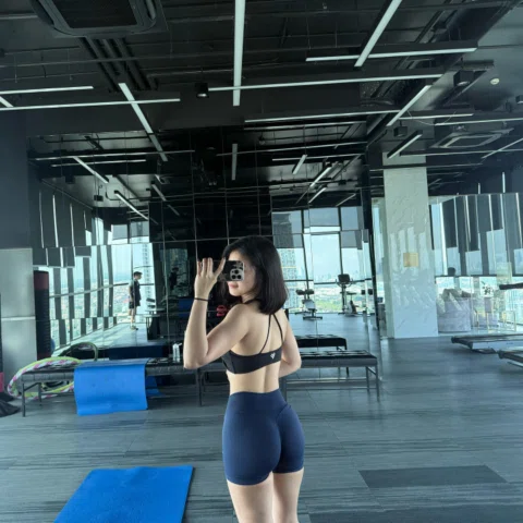 Glowing & growing 🍑✨👟🏋🏻‍♀️