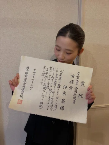 .
今日は全国映連賞の授賞式でした。💐
映画を愛する皆様ととても近い距離で、暖かい空気で、受賞させていただけたことがとても嬉しかったです。
大好きな映画をみて