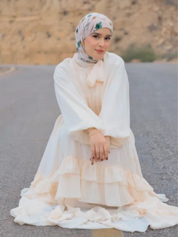 a wild flower knows where to bloom 🤍✨
——
👗 Robe & Hijab : @capricieuse.tn 
🎥 