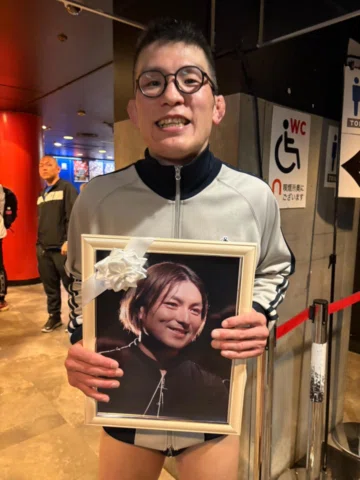 10年以上、青木真也を観てくれてきた人が亡くなった。
奥様が遺影と共に来てくださった。亡くなった際のスマホの待ち受けは青木真也だったそうだ。小田原のあんぱんを差
