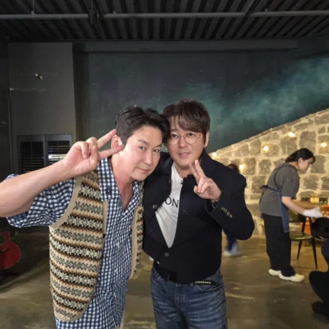 추석연휴 잘보내고 계시나요?ㅎ
오늘 오후 7시에 동엽이와 오랜만에 한잔하면서 나눈얘기들,,
여러분도 같이 보실수 있습니다!ㅋ 
#신승훈#신동엽#