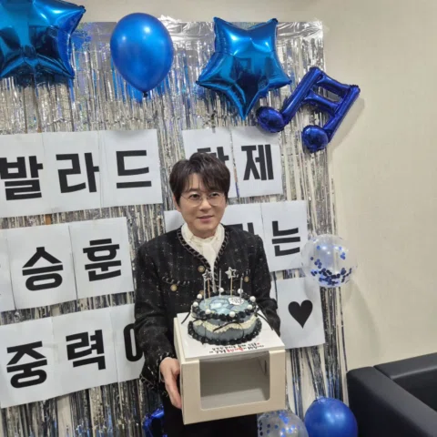 별에서온왕자는~~ 저 신승훈 이였습니다!ㅋ
가을 스페셜무대로 6개월전부터 피디가 부탁해서  그끈질김에 출연했네요!ㅋ
복가 특성상 비밀유지땜에 공