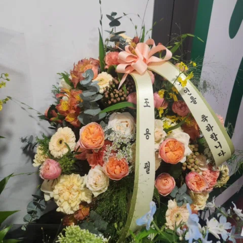 제가 앞으로도 음악과 공연에 열심일수밖에 없게 하시는
조용필형님,  문세형님,,,
축하화환  너무 감사드려요!ㅎ
P.s  근데 문세형은 저를 업