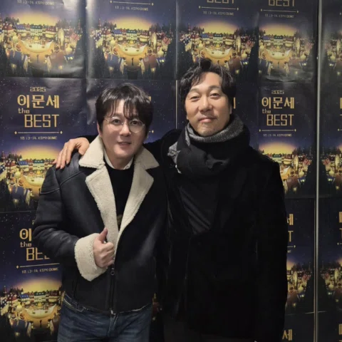 어제 문세형 콘설 다녀와서 오랜만에 투샷공유합니다!ㅎ
최고였고 계속 이렇게만 계셔주세요,  형님!^^
저희둘은 크리스마스 이브 아침 11시에,,