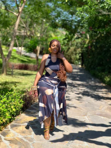 A Goddess in Full Bloom Walking Where the Sun Kisses Her Soul 🪴🌼✨
Dress & Acce