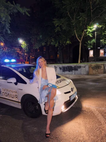 Я хочу фото, ніби це я вас зупинила арештувати.