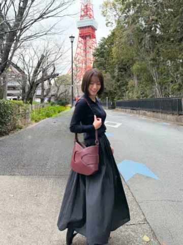 ブラックコーデのときはバッグで差し色を🍒
⁡
tops: @uniqlo_jp 
skirt: @grl_official 
bag: @polene_par