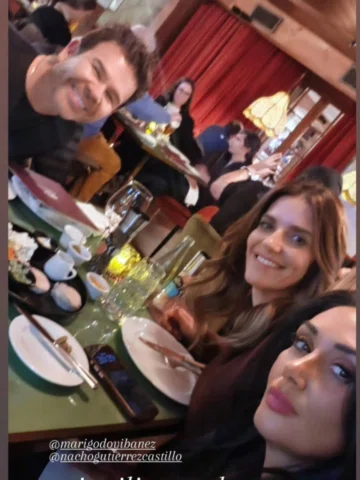 El Chino con  dos amigas piola. Estamos bien en el Refugio. 

Siempre es bueno u