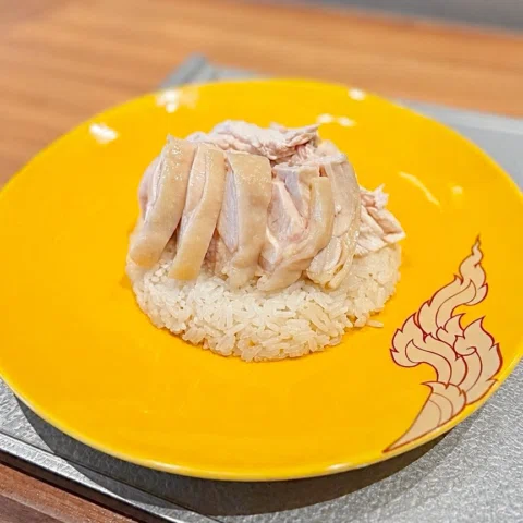 ビアさんとこでカオマンガイランチ🇹🇭
　
2024年10月にOpenした美会の姉妹店
一切の迷いなしで「カオマンガイ」肉増しをオーダー🐓
⁡
ビアさんとこ