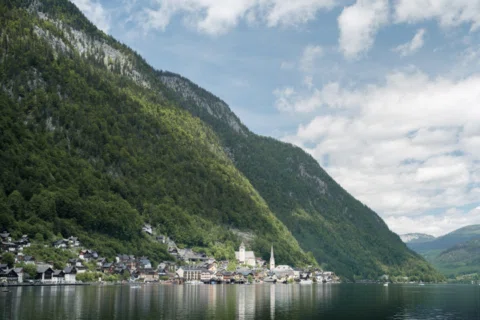 Hallstatt visto desde el agua, con todo el pueblo apretado entre el lago y esa m