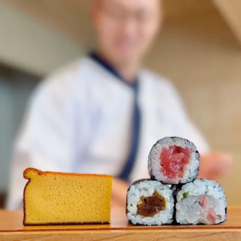 佐々さんところでランチ🍣

「日本料理 佐々」の隣にある「つくし寿司」
佐々さんがお昼は「つくし寿司」で握ってるということで

ランチで握りのコースをいただき