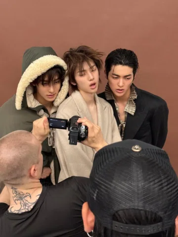 Un, deux, trois! @dior

#diorwinter26 #parisfashionweek #건호 #성현 #주훈