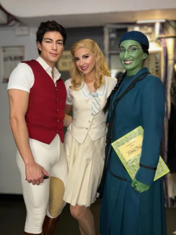 A rare opportunity to get a photo together 💚🩷💙

#elphaba #glinda #fiyero #wic