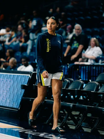 @azzi35 @dallaswings 👑
shot/edited by: @papistew 

#azzifudd #thepeoplesprinces
