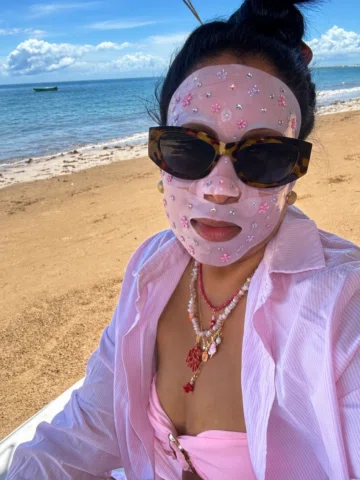 Tudo fica MUITO melhor com brilho! ✨💖 

#bedazzled #bedazzle #bedazzling #kbeau