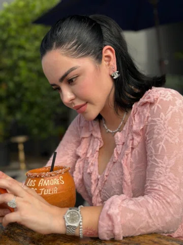 Pink outfit, sunny patio, and my favorite spot. 🌸📸 @los_amores_dejulia 🤍