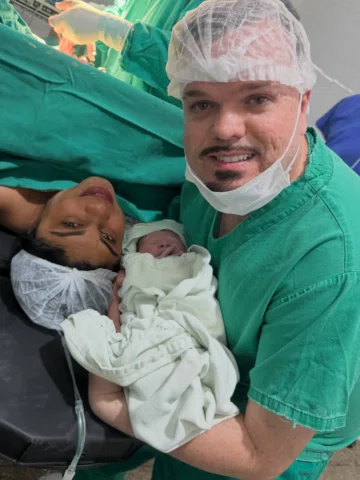 Hoje nasceu o nosso maior presente: Carlos Henrique. 💙

Um dia que vai ficar ma