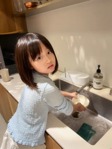 오늘은 다이소 재료로 엄마표 왁뿌볼 만들기🐚

저는 집에 있는 시간이 어느정도 보장이 되어야 몸이 회복이 되는
제일가는 집순이거든요
집안에서 