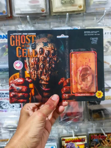 POTONGAN KUPING EX AURA MERAH
DI GHOST IN THE CELL 
.
MERCH FILM GHOST IN THE CE