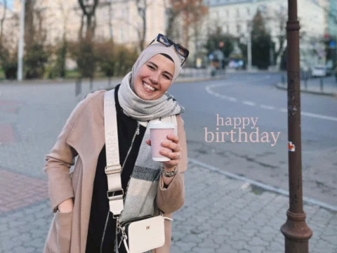 her ülkede her şehirde her mevsimde her koşulda kocaman gülümseyebilen canım abl
