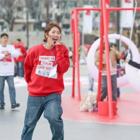 #영어행사 현장에 한 기자님께서 웃으시며 다가오셔서,
너무 즐겁게 일을 하고계셔서,사진찍어드렸는데
잘나온것같아 보내드릴게요.
하셨다
그자체로 너