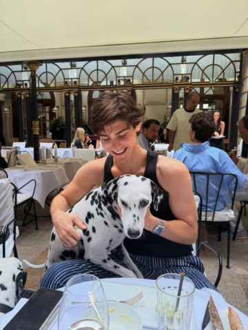 Dog meeting at Costes