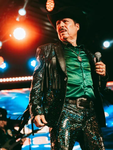 Gracias @vaquerosmusical en el Santa Fe Springs Swap Meet 🤩

📸 by @redactedfil