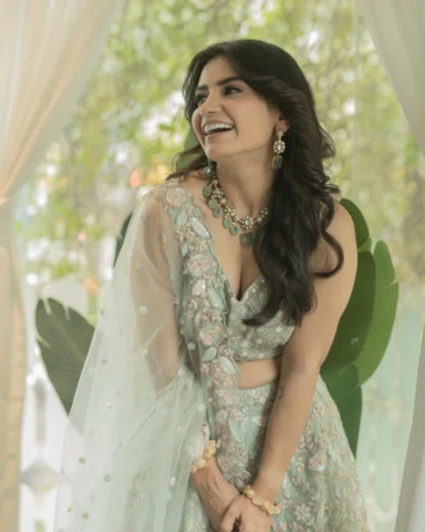 Some smiles don’t need a reason. 💫

Makeup : @makeoverbydipika 
Photographer : 