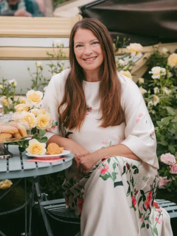 📸: @racheldethame presenting the new rose ‘La Madeleine’ by @peterbealesroses a
