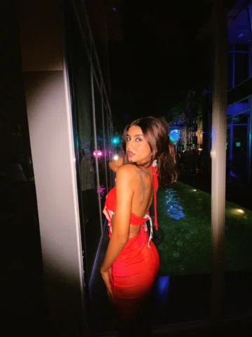 🧡🌺💋
.
.
.
.
#explorepage #poolparty #fashion #foryoupage #fyp